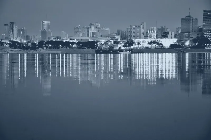 Ciudad de noche vista desde el río