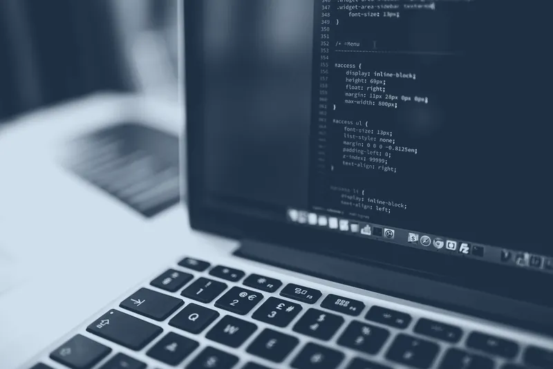 Pantalla de computadora con código