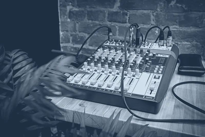 Consola de audio de una radio