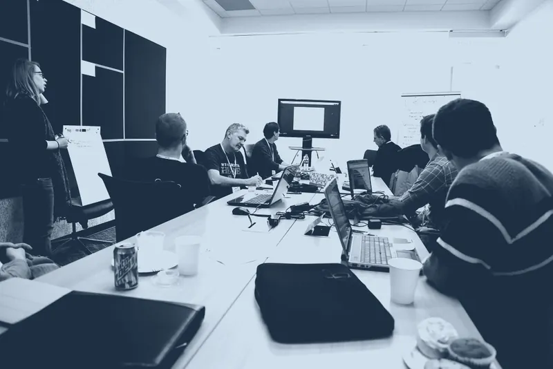 Equipo de trabajo en una reunión de estrategia