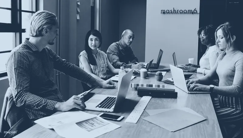 Equipo de la agencia en una reunión de trabajo