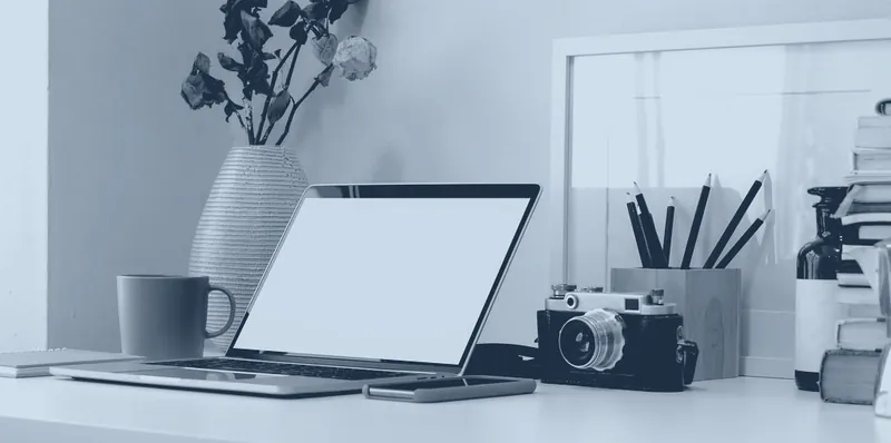 Escritorio de trabajo con una cámara