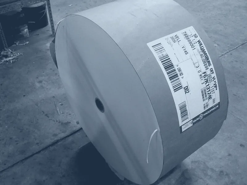 Bobina de papel en una imprenta