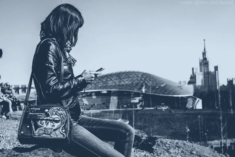 Persona usando el celular en la calle