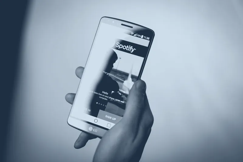 Celular en la mano con una aplicación abierta