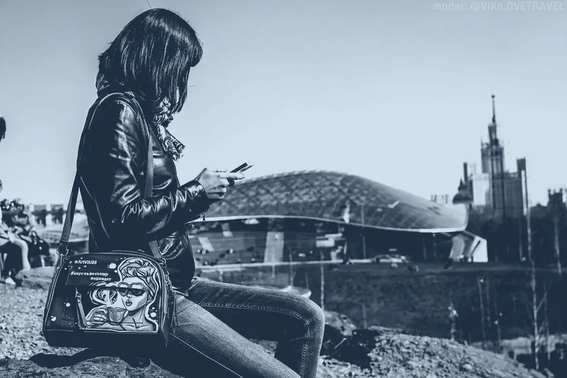 Persona usando el celular en la calle