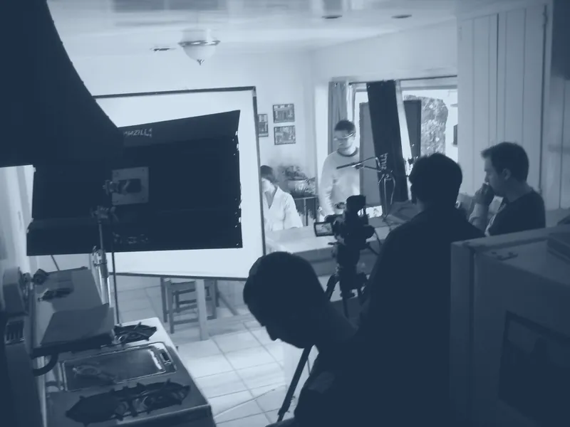 Set de rodaje con cámara y equipo