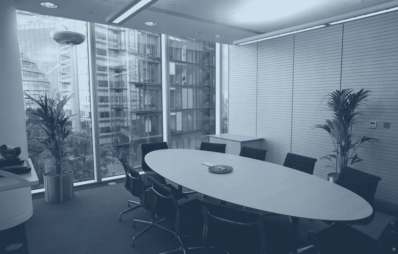 Sala de reuniones preparada