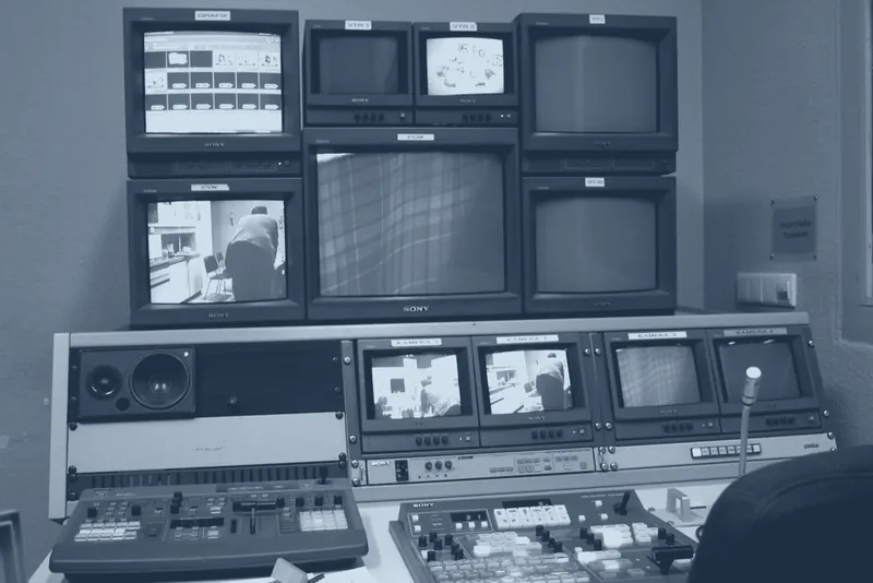 Monitores de una sala de control de televisión